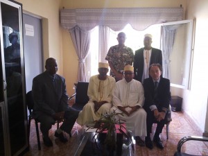 Coordinateur du PRCI (M Abal Chacourou) et Chef de mission (Mario Dehove, expert associés LINPICO), avec des Juges de la Cour Suprême des Comores